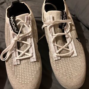 BRAND NEW YOUTH SIZE 7 Nike White Sneakers Sleek Knit Design